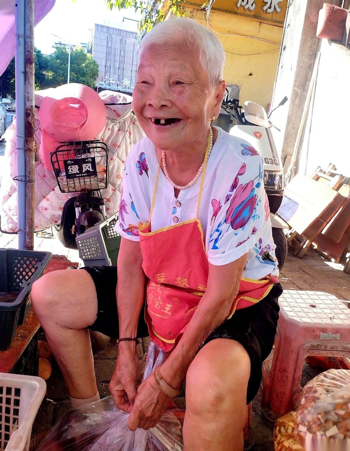 我算是看明白了，那些天天在朋友圈晒健身、吃草、喝蛋白粉的，可能活得还不如一个90