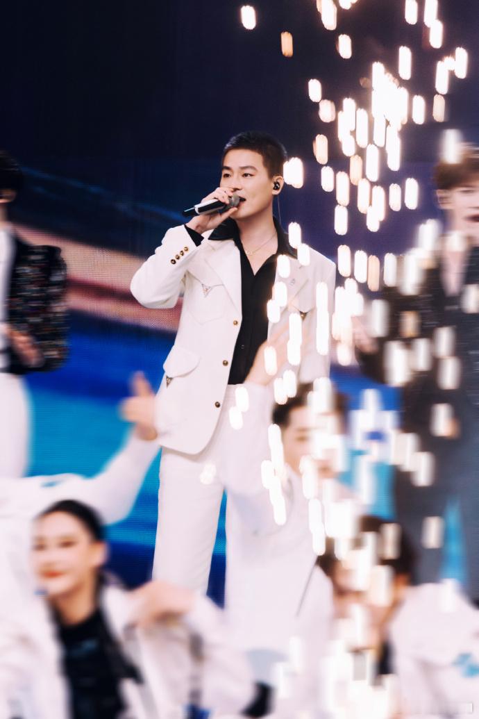 欧豪侠客行演唱稳发挥欧豪侠客行舞台越听越上头，晚会真唱发挥稳定，rap咬字干净利