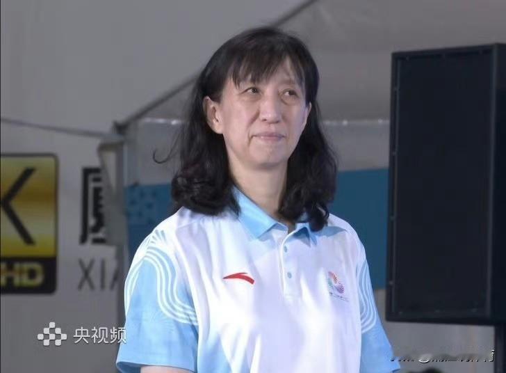 赖亚文满面春风出席全运会沙排颁奖典礼，比世锦赛期间年轻10多岁。她亲自为夺取金牌