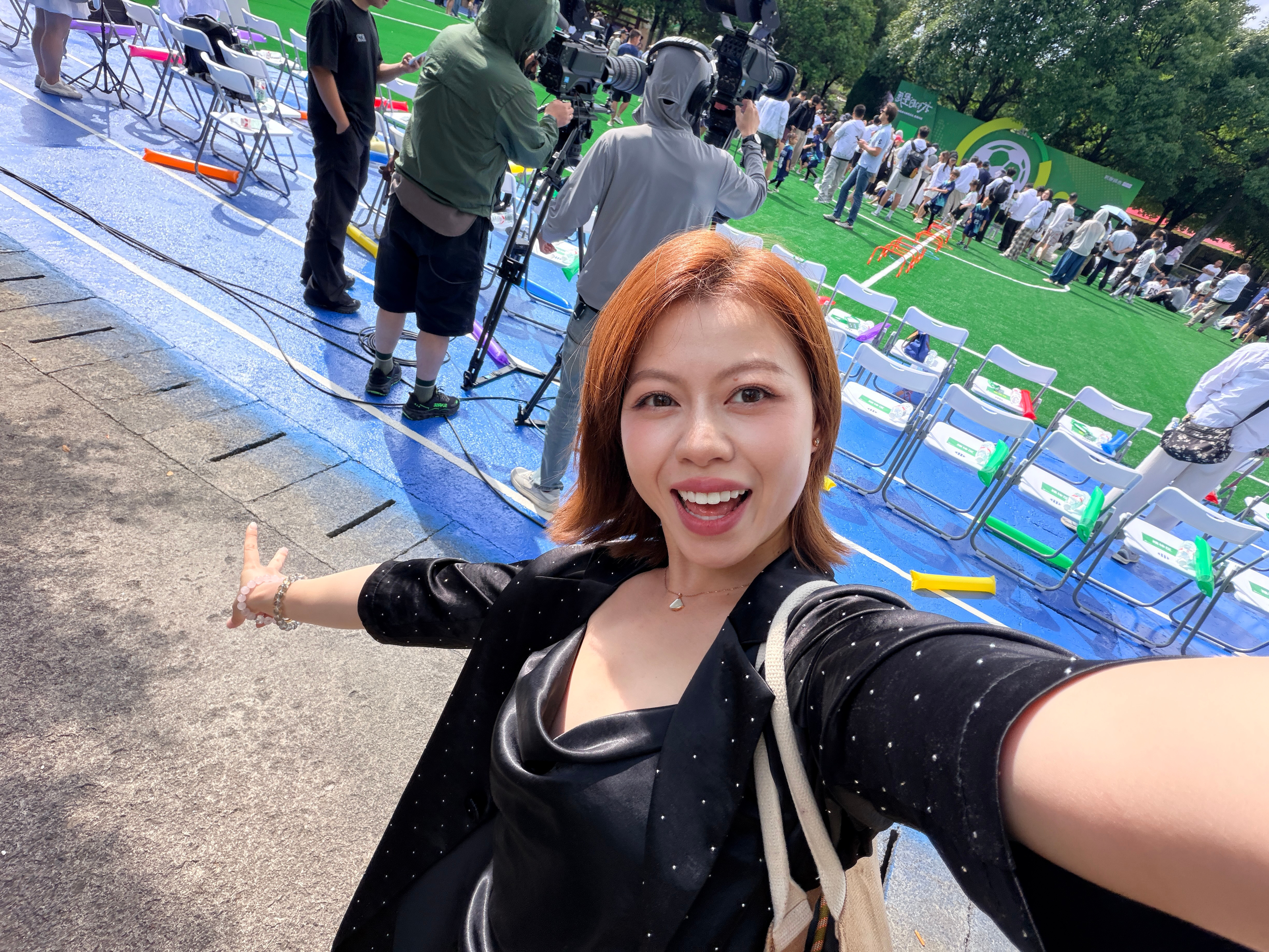 在吉利星愿公益活动的现场准备候场直播啦！！祝我顺利完成~嘻嘻 黔南