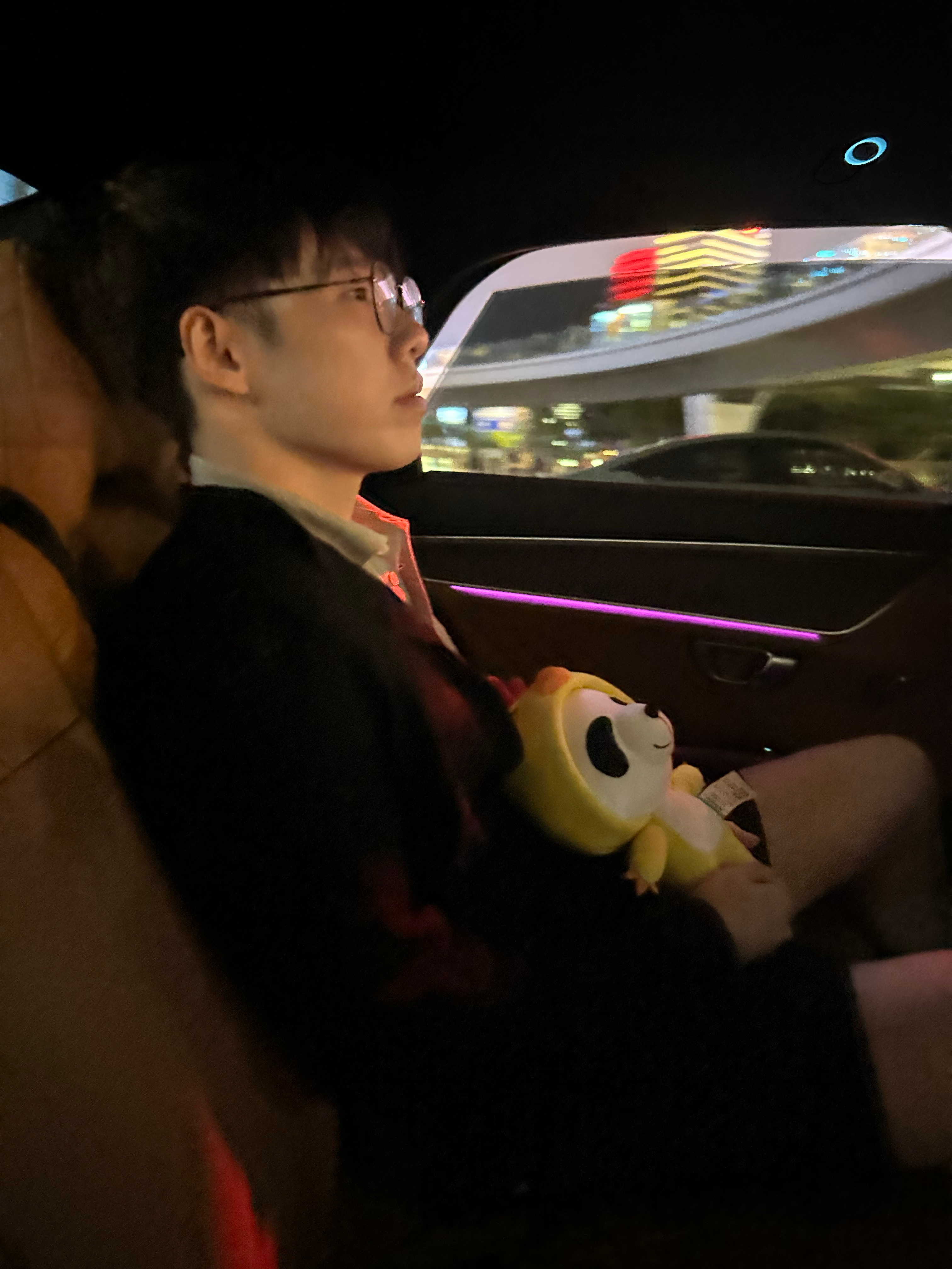 最近他太乖 会帮我洗头吹头 给我洗贴身衣物导致我有个迷之滤镜昨天一直看他baby