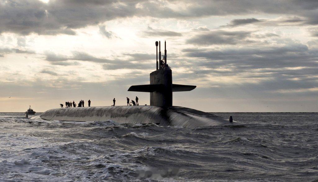 美国已部署了 15 艘驱逐舰、一艘航空母舰（其中一艘已抵达），以及数艘核动力潜艇