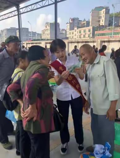 挂失？报警？重庆一女子发现银行卡被盗刷后，急中生智，立刻跑去超市刷了3块钱买袋盐