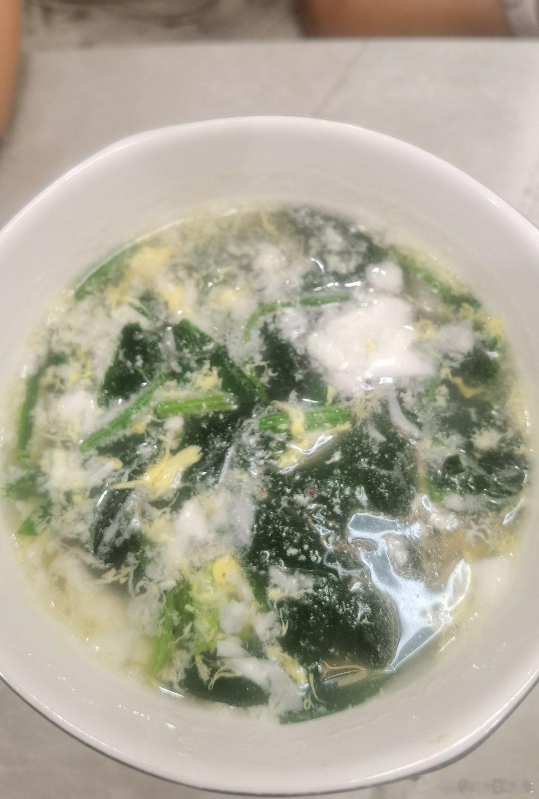 今天拌菠菜我不小心放了两次盐，室友说没关系看我给你改造一下，于是我默默地看着一位