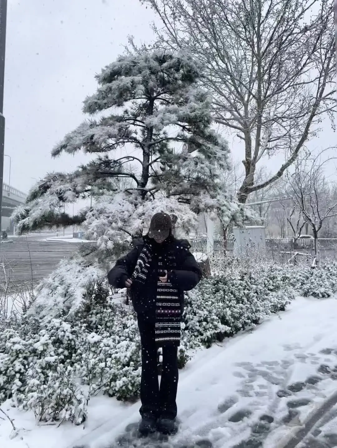 孩子想玩雪就玩吧 一年就这一回了 我和huhu都很开心哈哈