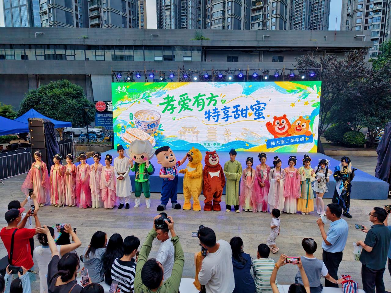 【孝感文旅来江汉路送惊喜啦！‌】今晚，2026孝感市文旅资源专场路演在武汉江汉路