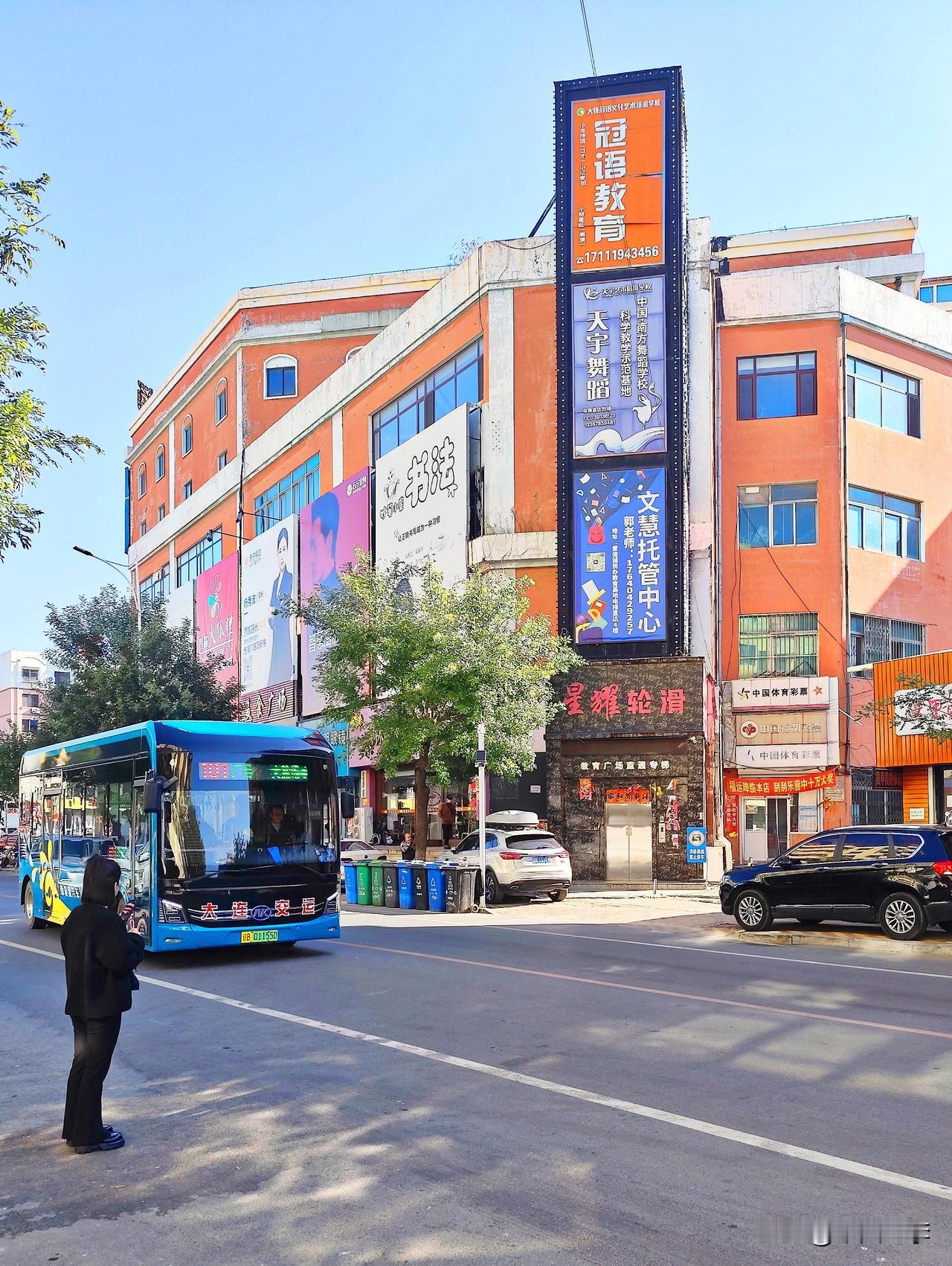 普兰店城区坐落辽东半岛中南部，地理位置属于丘陵和平原交错区域。城区处于鞍子河河谷