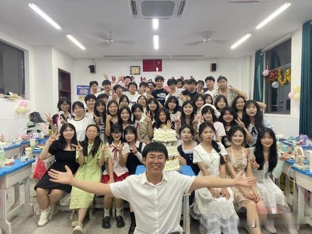 00后班主任“逆袭记”：垫底班“飞升”年级第一
在教育的江湖里，00后班主任小李