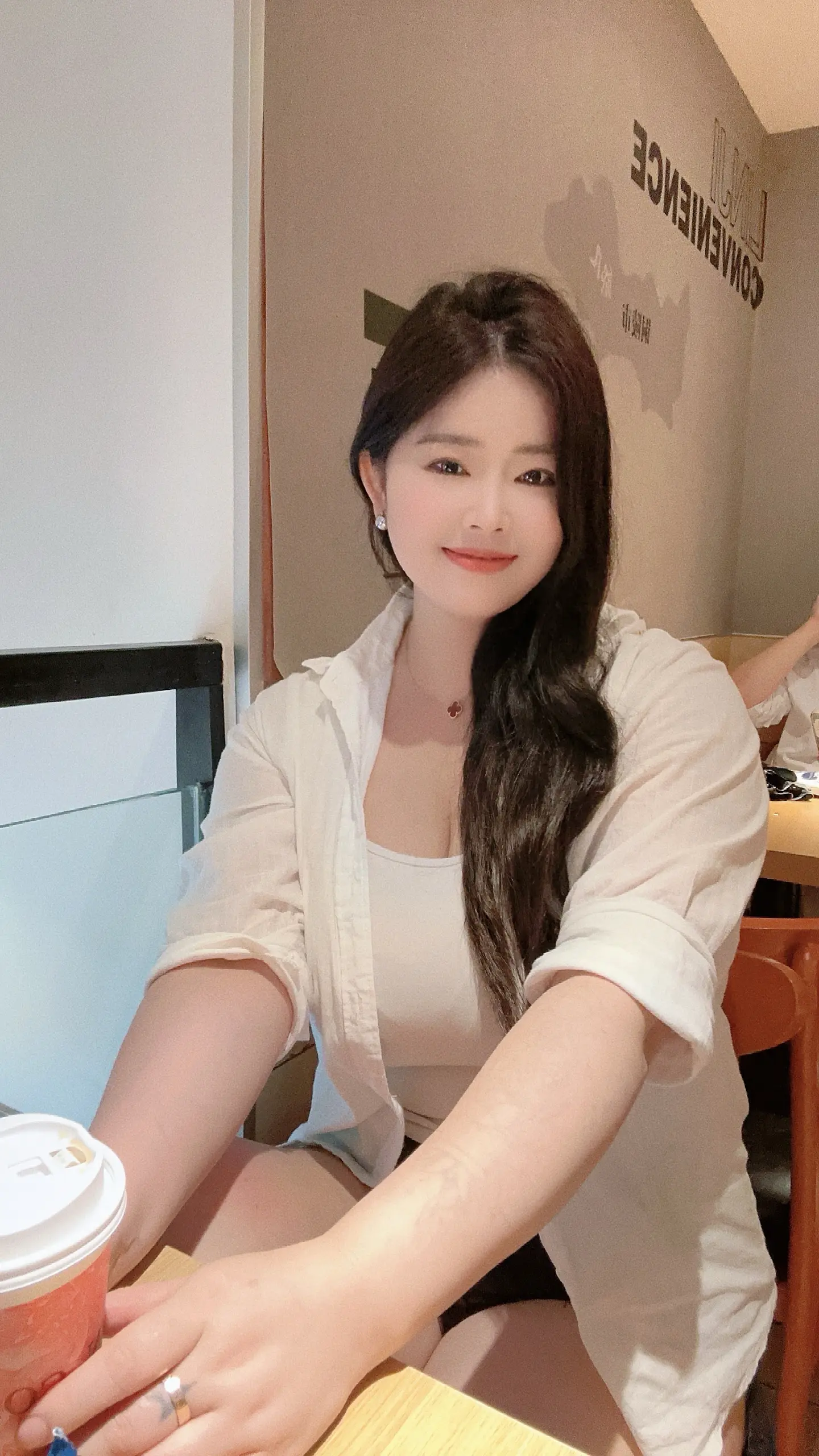 女孩子总在年轻的时候追求女人味