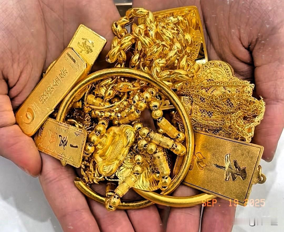 离就离，谁怕谁？
我不就是卖掉你送给我的黄金首饰吗？
又不是出轨是不是？
至于这