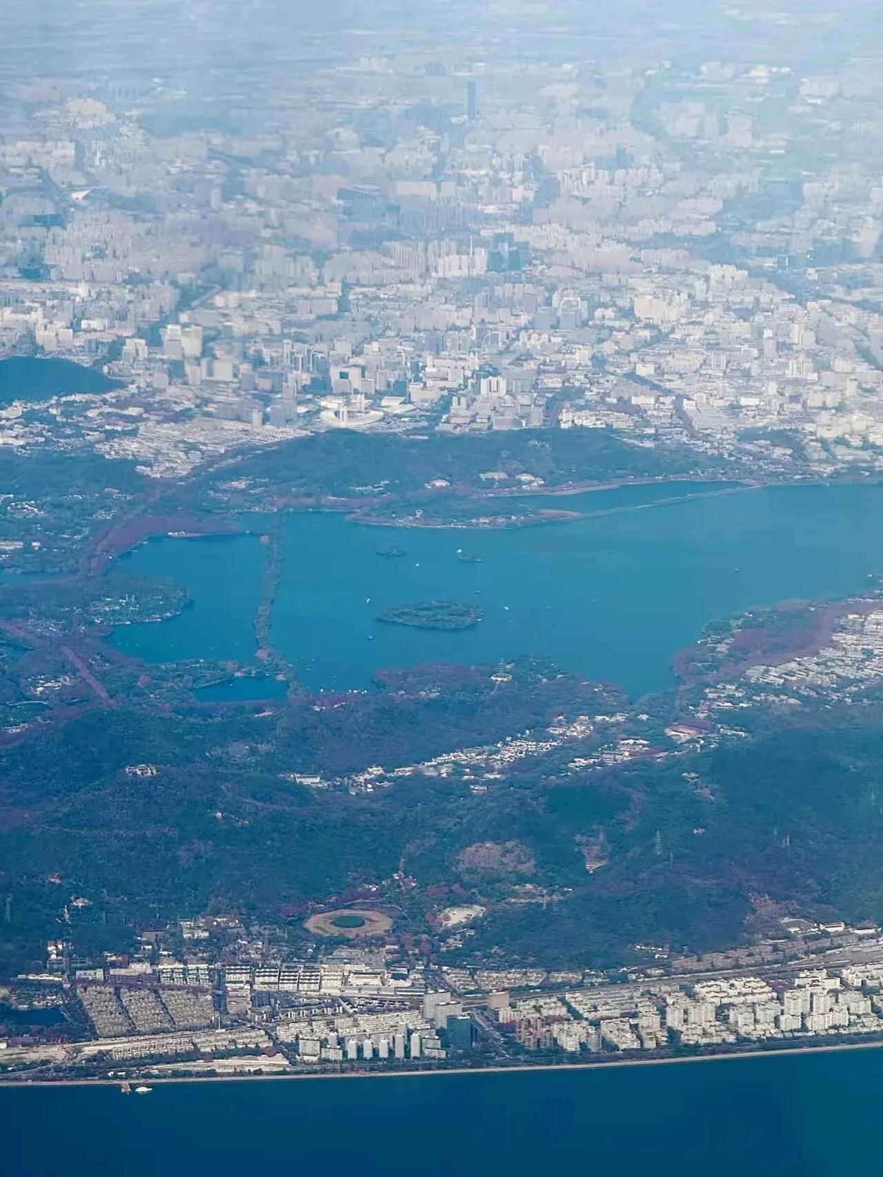乘飞机经过一个大城市，特点非常鲜明。90%的中国人应该一眼就能认出这是杭州。因为