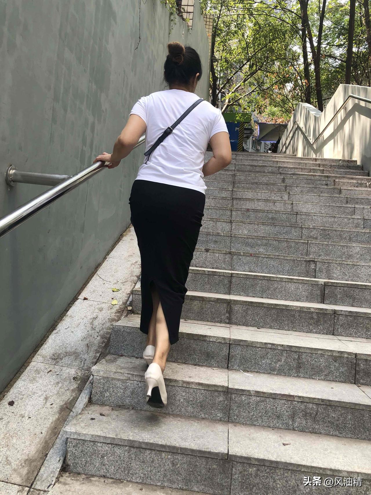 职场穿搭怎样更显女人味?
穿长款的一步后开衩长裙更显女人味