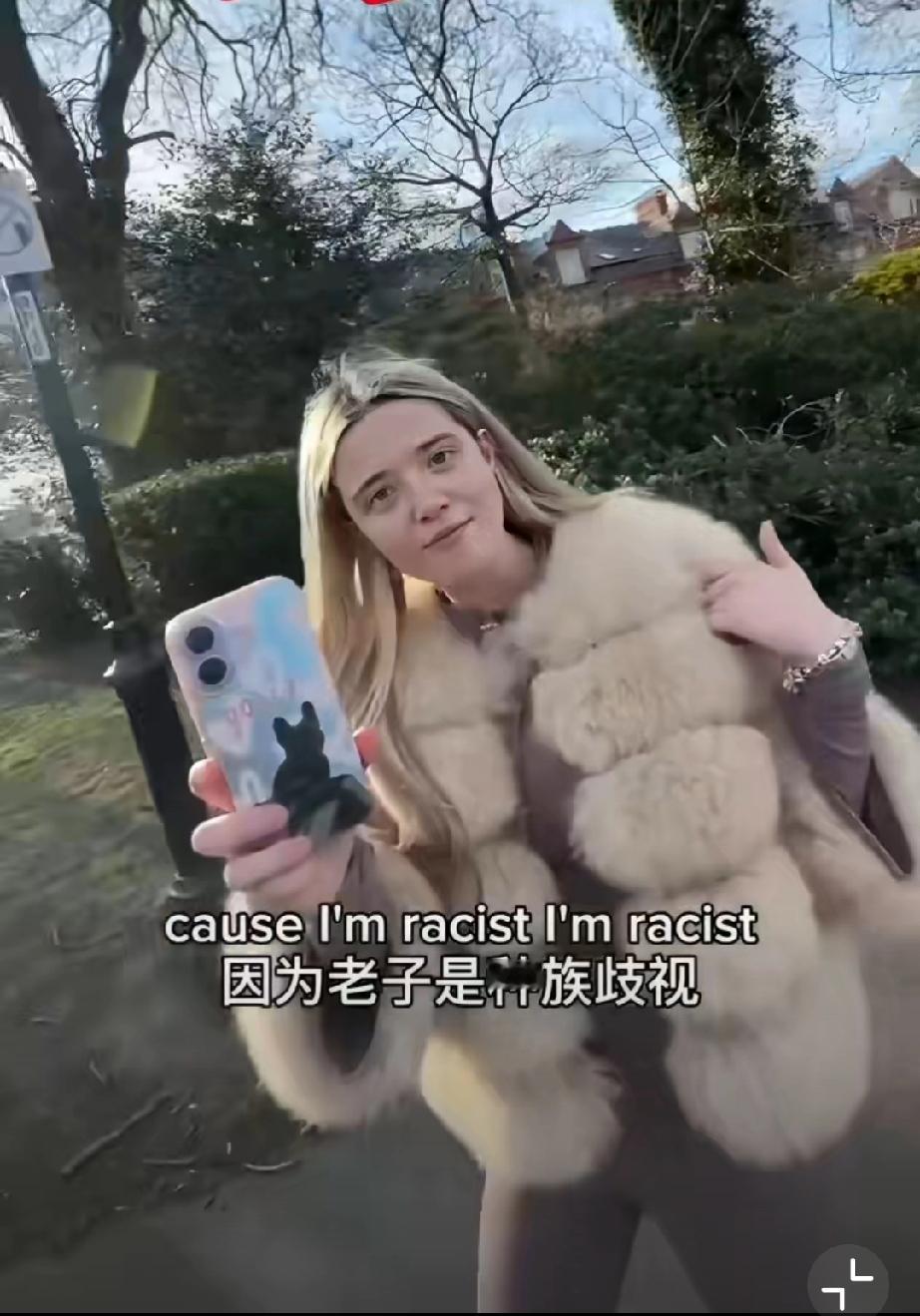 英国几个精神小妹合伙欺负中国留学生，动手打中国留学生。他们公然叫嚣：“我就是种族