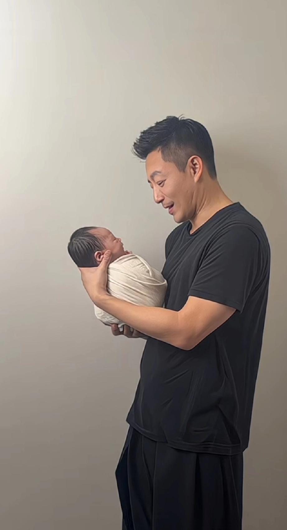 汪小菲抱着儿子拍满月照，实现晒娃自由

以后晒娃不用怕被人告了。

有人说他“老