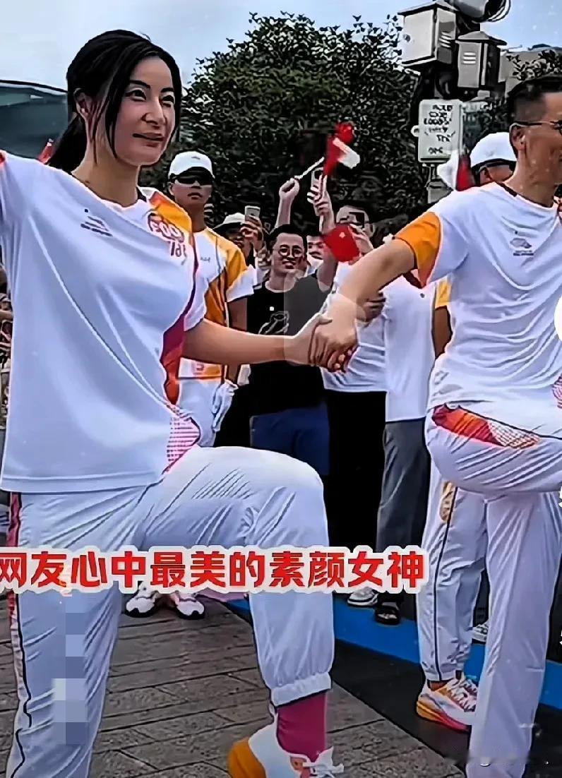 郭晶晶之美，由内而外。赛场上的她，身姿矫健、灵动优美，自信的神态，尽显王者风范。