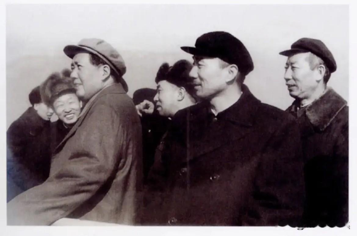 1958年2月13日，时任辽宁省委副书记李荒同志（前右二）、书记处书记喻屏同志（