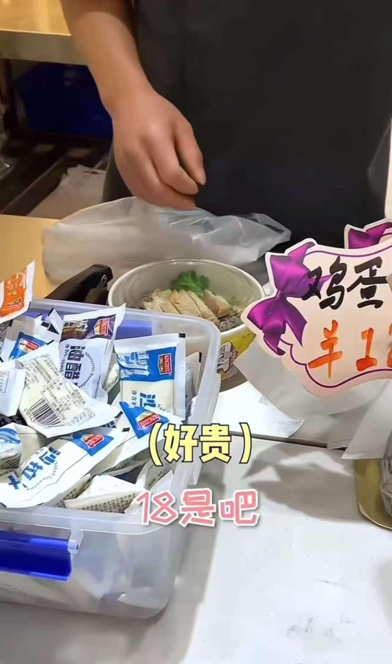 女大学生觉得2000生活费不够用，拍下每日消费给老妈看，但网友却炸锅了！网友：姑