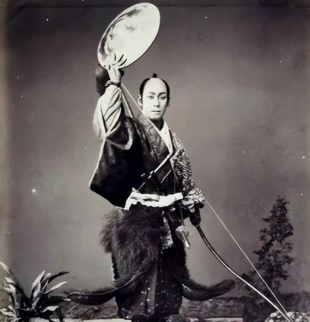 19世纪中叶，美国黑船叩开日本国门，闭关锁国的幕府时代终结。

明治维新前夜，日