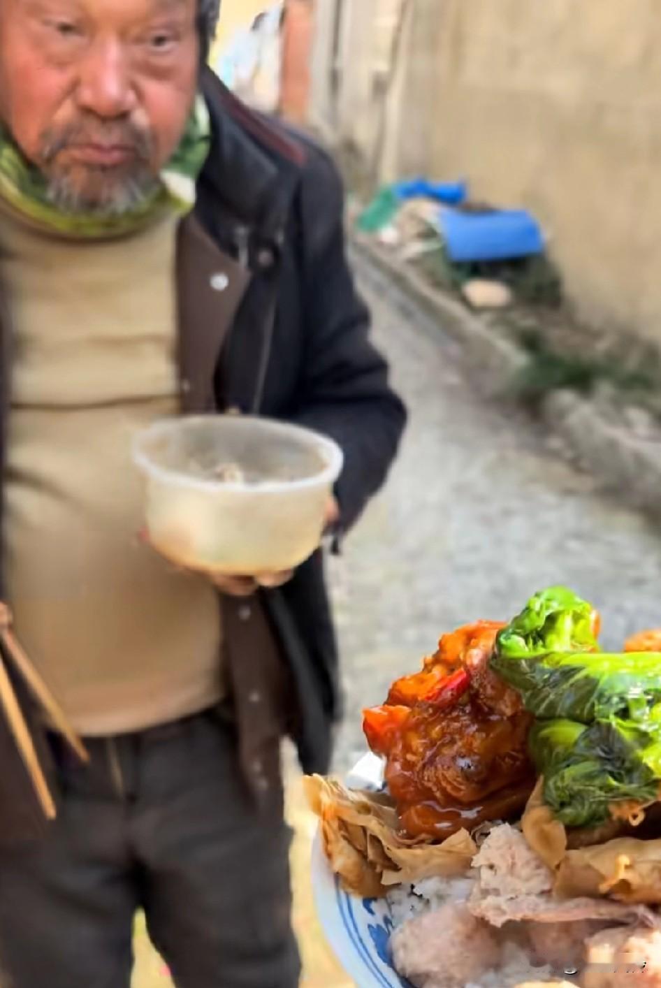 掉地上还捡起来吃是真饿了，只有吃过苦的人，才知道食物的来之不易，节约粮食
经过没