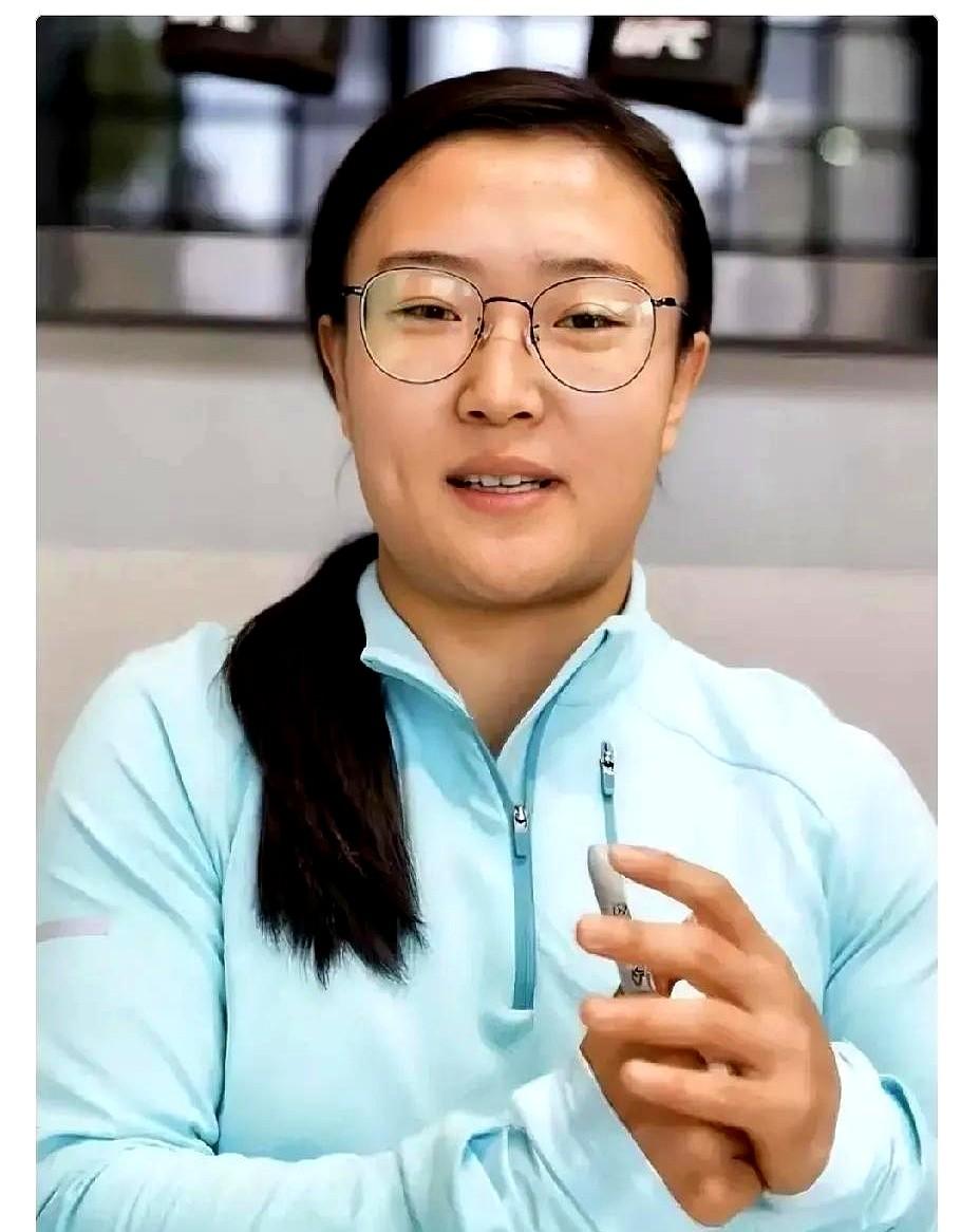 “输了一场，却赢了全网。”UFC站，石铭被高扫KO，赛后她第一句：“好像辜负了大