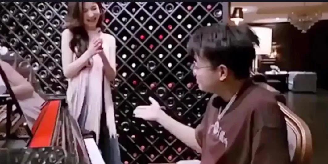 娱乐圈又一对的分手事件引起了轩然大波！近日，周密在自己的社交媒体上发表了一篇长文
