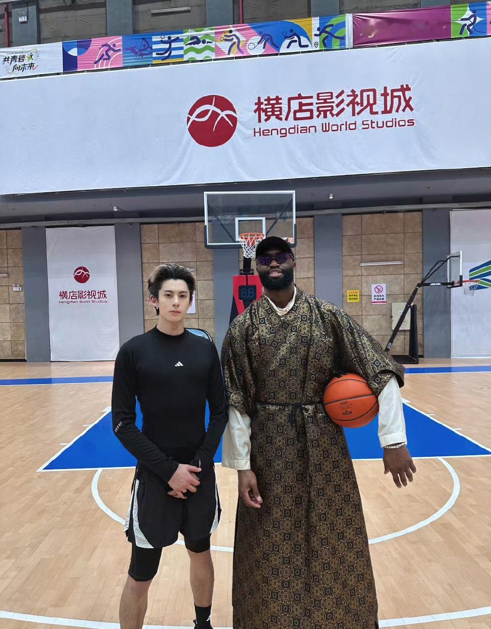 NBA球星杰伦布朗横店探班王鹤棣🏀王鹤棣微博放出合拍图，量身做古装、互换礼品、