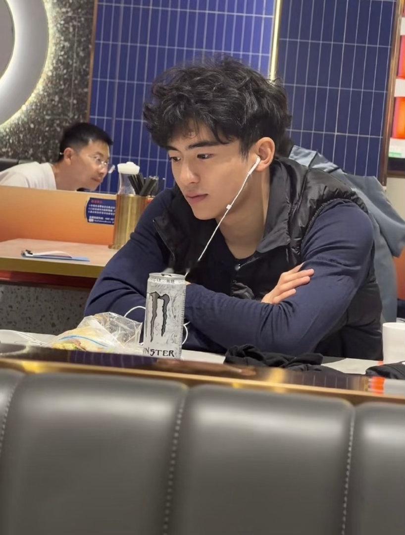 谢霆锋大儿子19岁近照谢霆锋儿子这颜值怎么样，感觉没他年轻时候帅啊 ​​​