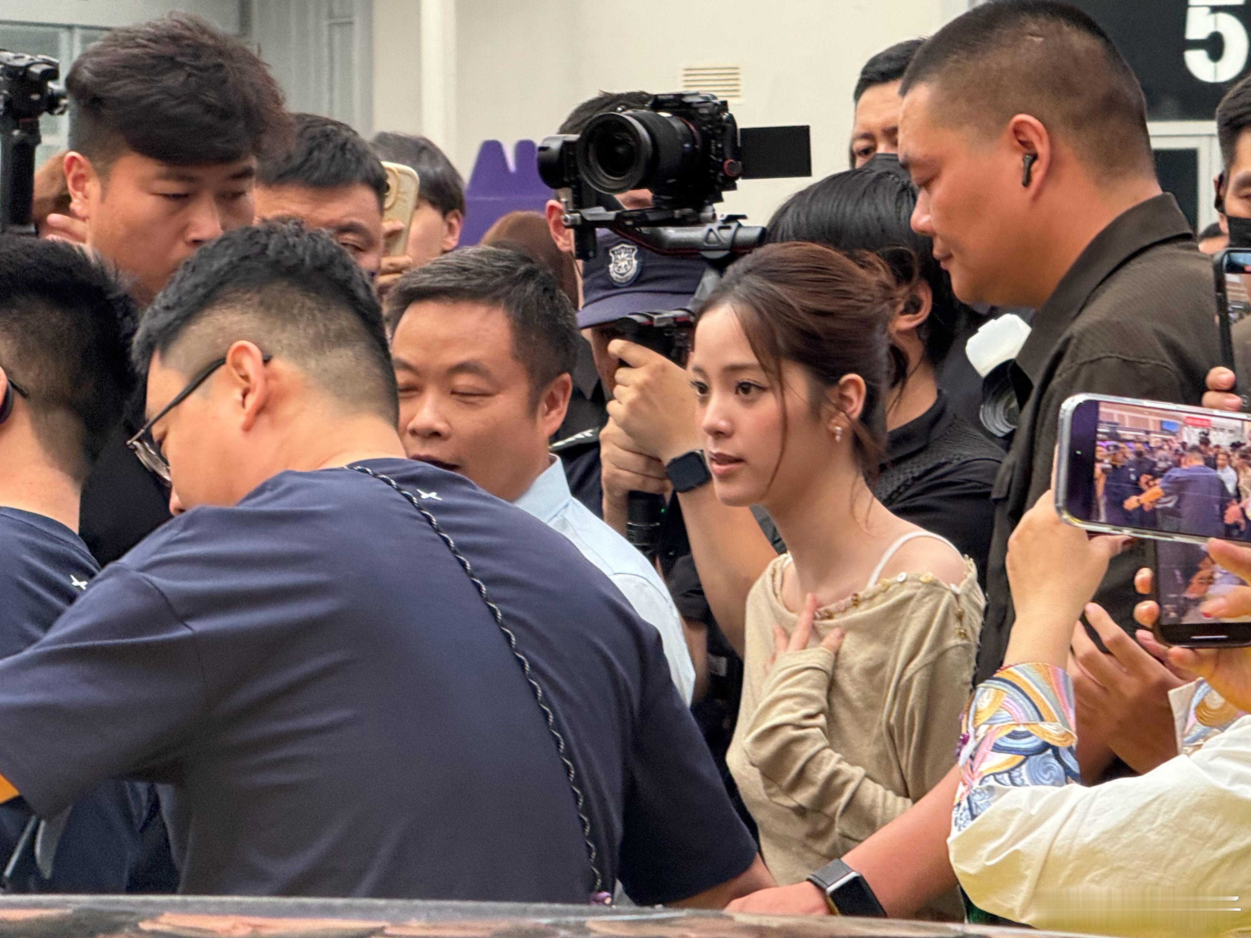 欧阳娜娜已经到发布会现场了真人也很漂亮好多粉丝追星[允悲]我都挤不进去(╬•᷅д