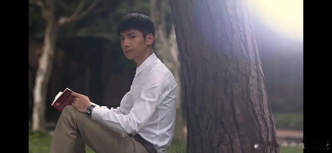 是谁说罗云熙年轻的时候更好看的。。我真信了。。。 ​​​