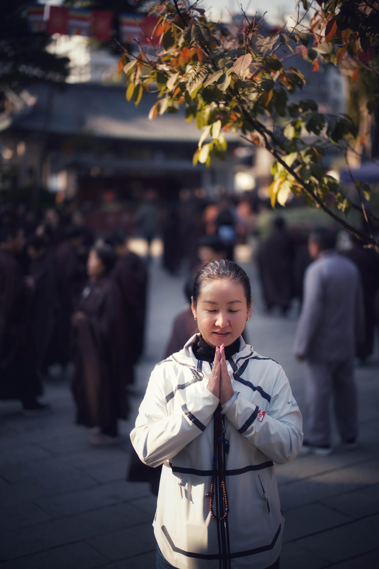 入佛门就一个字：舍。
这只是入门，但不舍是决然入不了的。
世间烦恼大多并不是“得