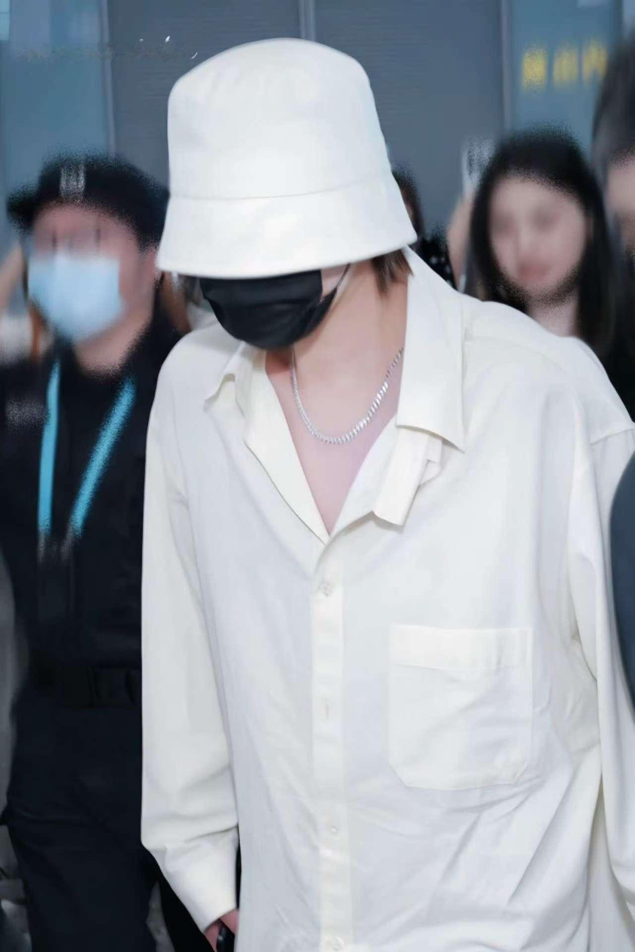 徐明浩白衬衣look徐明浩完全超模身材徐明浩白衬衣look，哇塞，不错的 ​​​