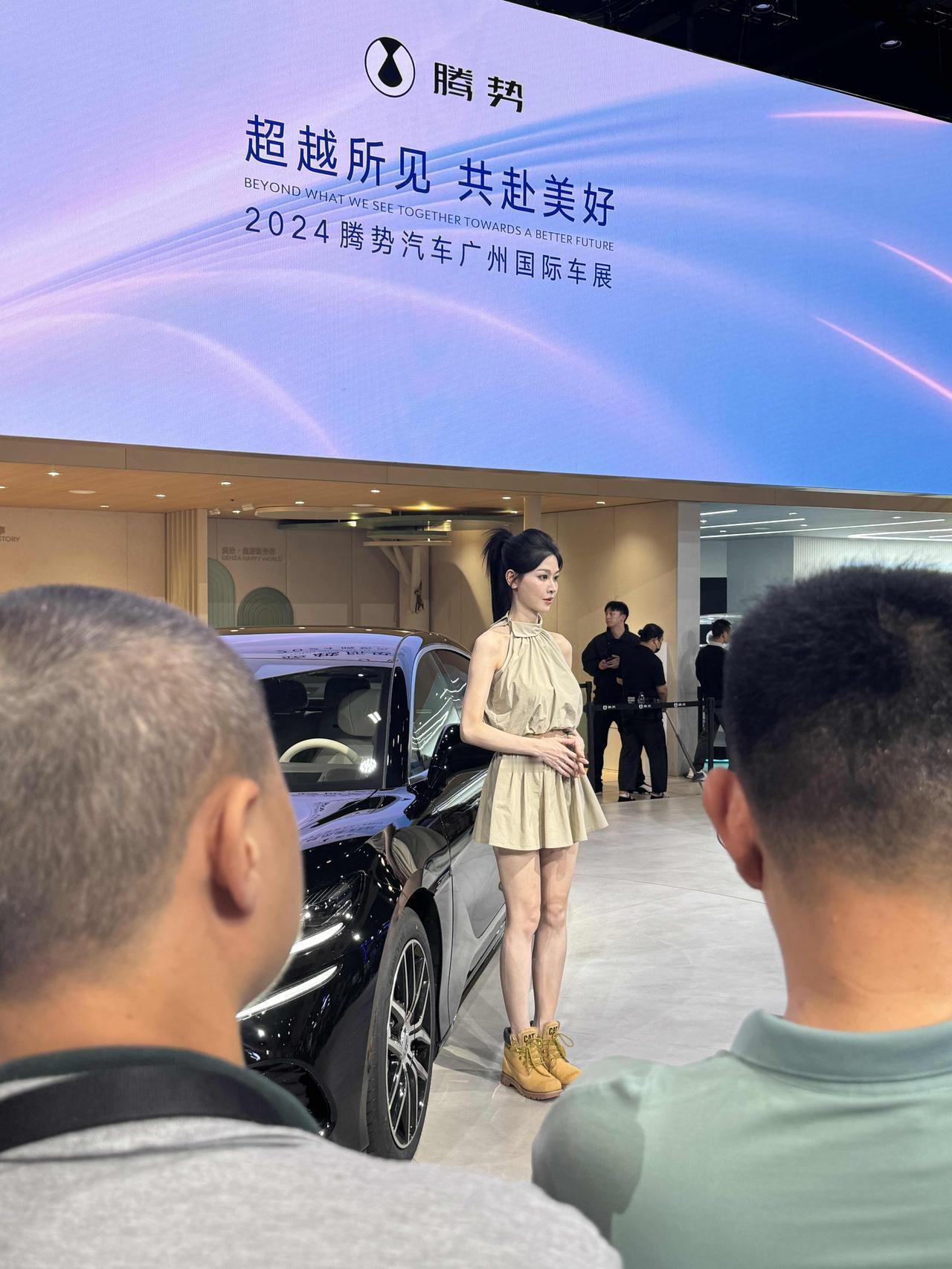 车展上的模特，可以合影留念吗？