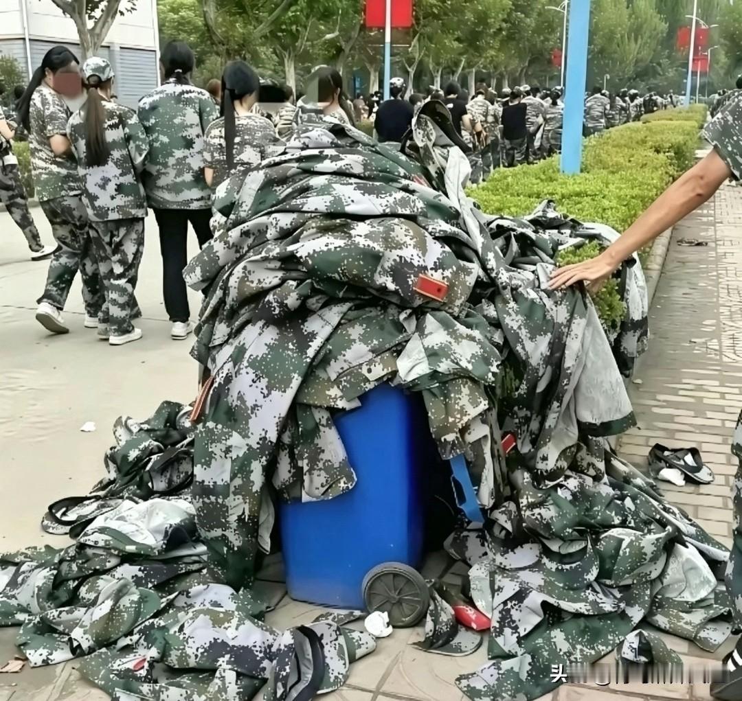 成堆迷彩服被丢弃：军训的最后一道考题，很多人没及格。
一段视频和多张照片近日在网