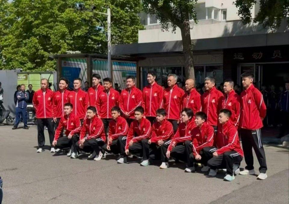 国乒男女队拍摄出征合影国乒出征2026伦敦世乒赛！中国红百年世乒赛 