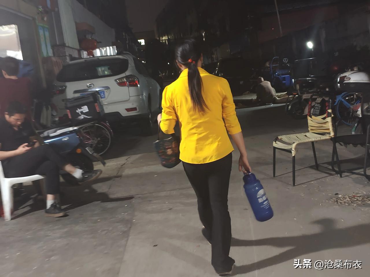 春日生活打卡季3月19日晚上21点下班了，厂妹提一瓶热水回租房，她提这么一点水能