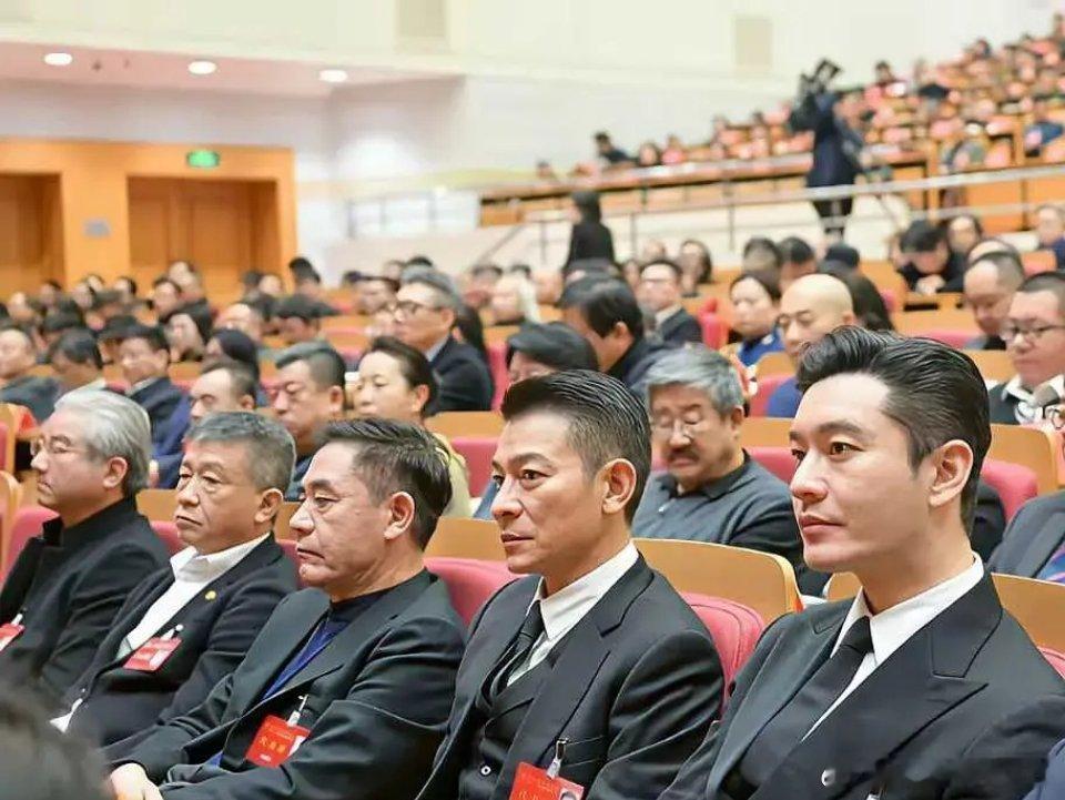 人一定要勇攀高峰，才会相聚在最高峰 