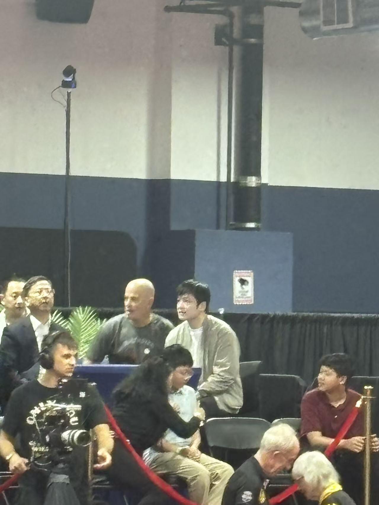 我错过了什么，我家东太沉稳了，悄无声息的参加了，这次是东老板来观赛了！
看着他心