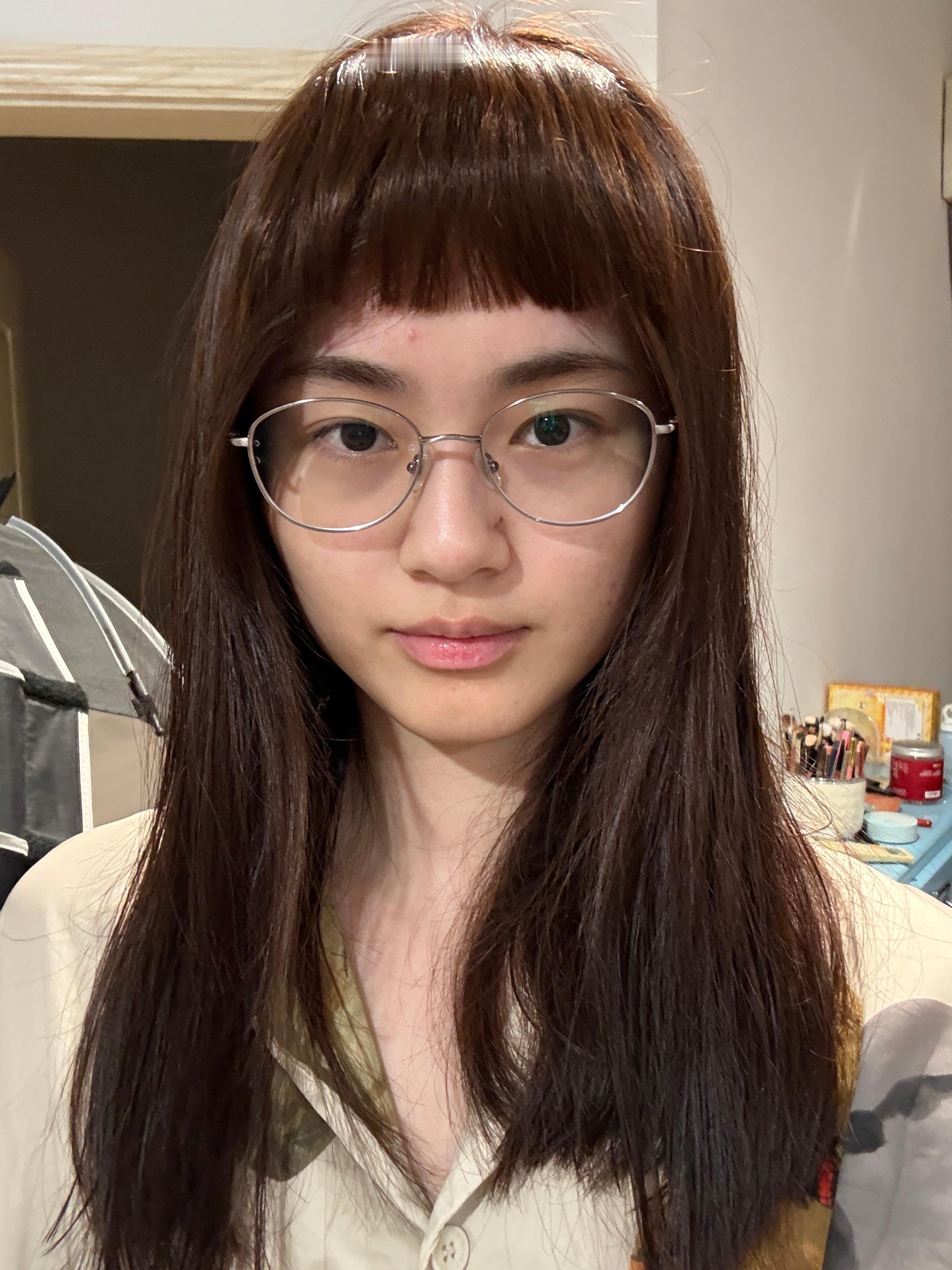 我去 这假刘海跟我染后的发色一毛一样 猜猜我要化谁的仿妆哈哈哈哈哈平逸近人