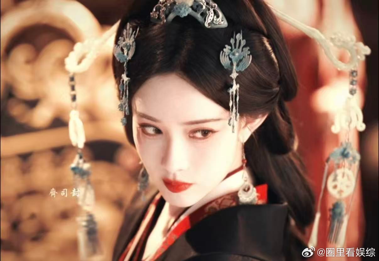 孟子义上位者的慵懒威仪百花杀古装造型华贵典雅，体态慵懒舒展，不怒自威的氛围感拉满