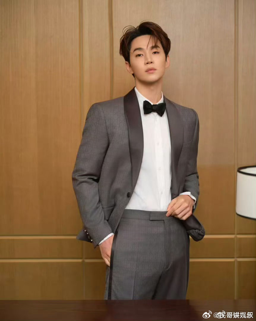 晚宴内场里的刘宪华 刘宪华这晚宴状态！贵气不张扬，优雅又温润，周身的高级感像自带