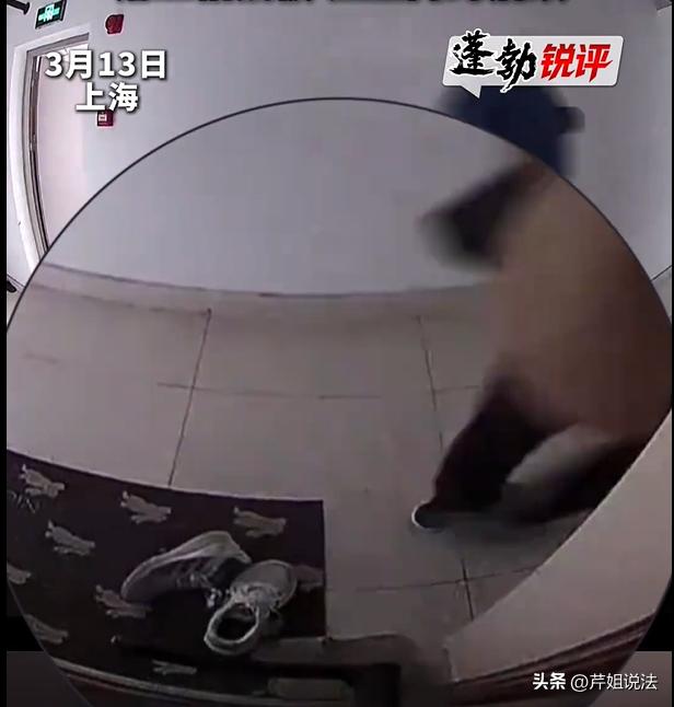 上海，一女子进屋之前会把鞋子脱了放在外面，但是邻居却故意使坏，每次从门口经过都要