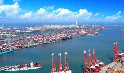 中国的贸易顺差已经接近1万亿美元了，但外贸企业却一批又一批地倒闭。
这事听着矛盾