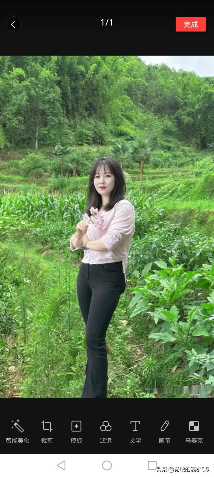 乡下的风，最是治愈人心。
远离城市喧嚣，沉醉于乡村温柔时光。
青山环绕，绿水长流