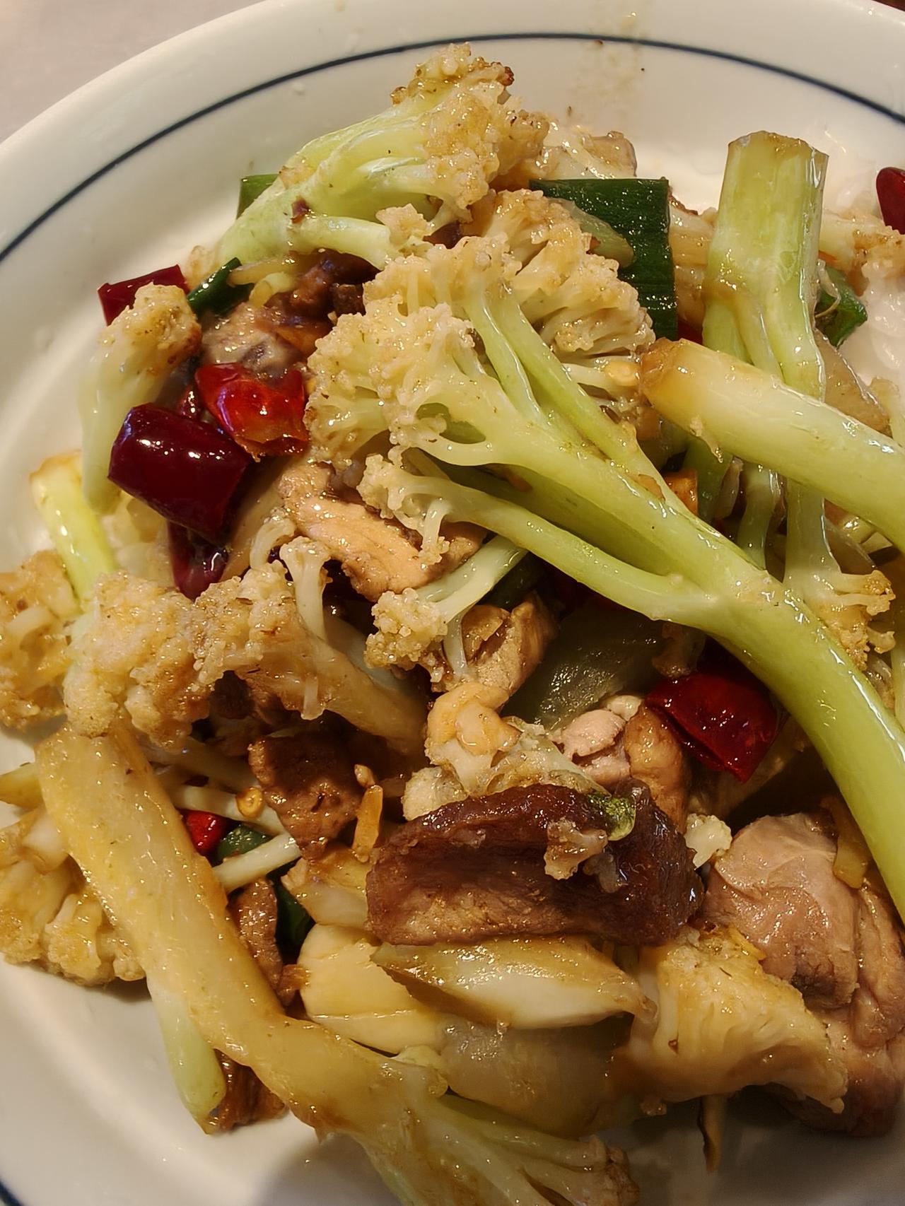 甲鱼炖鸡，菜花炒肉，吃起真的解馋，过瘾，这种长肉的生活真的幸福！
    今天的