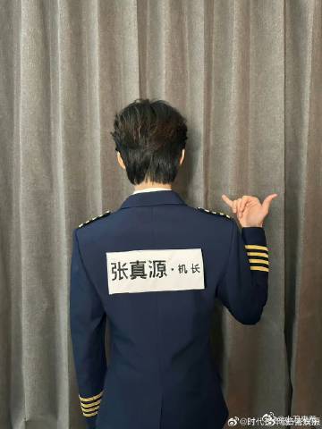 张真源出发录奔跑吧14 张真源拖着行李箱活力满满出发去海口录奔跑吧14啦！作为跑