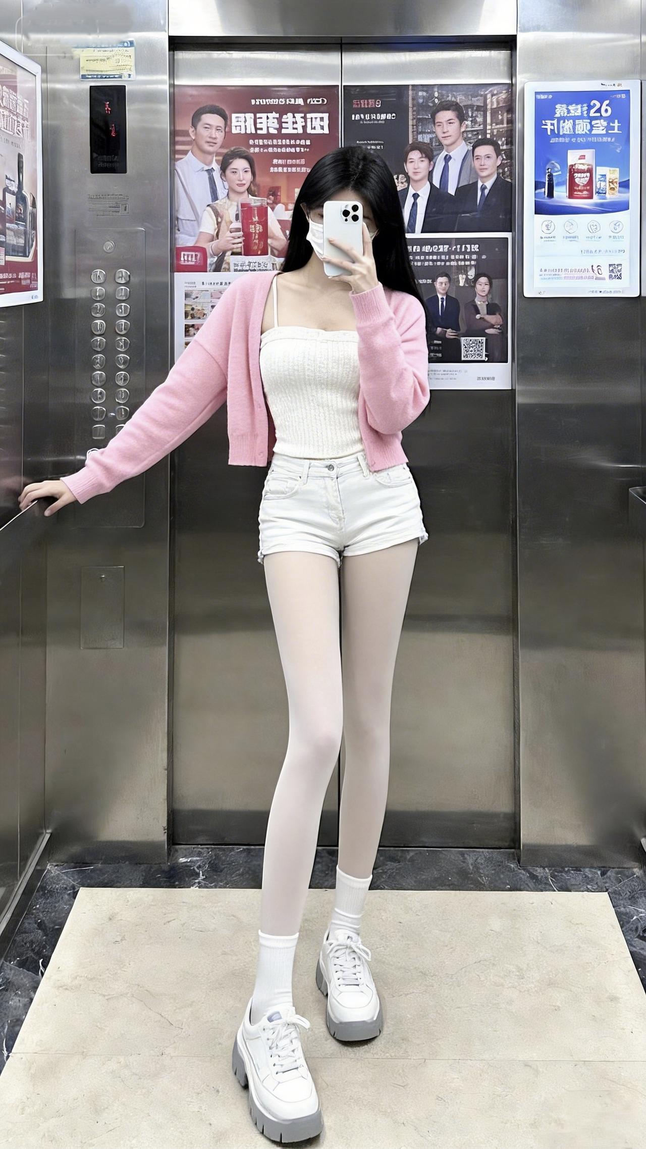 少女感穿搭 电梯随拍 白丝yyds