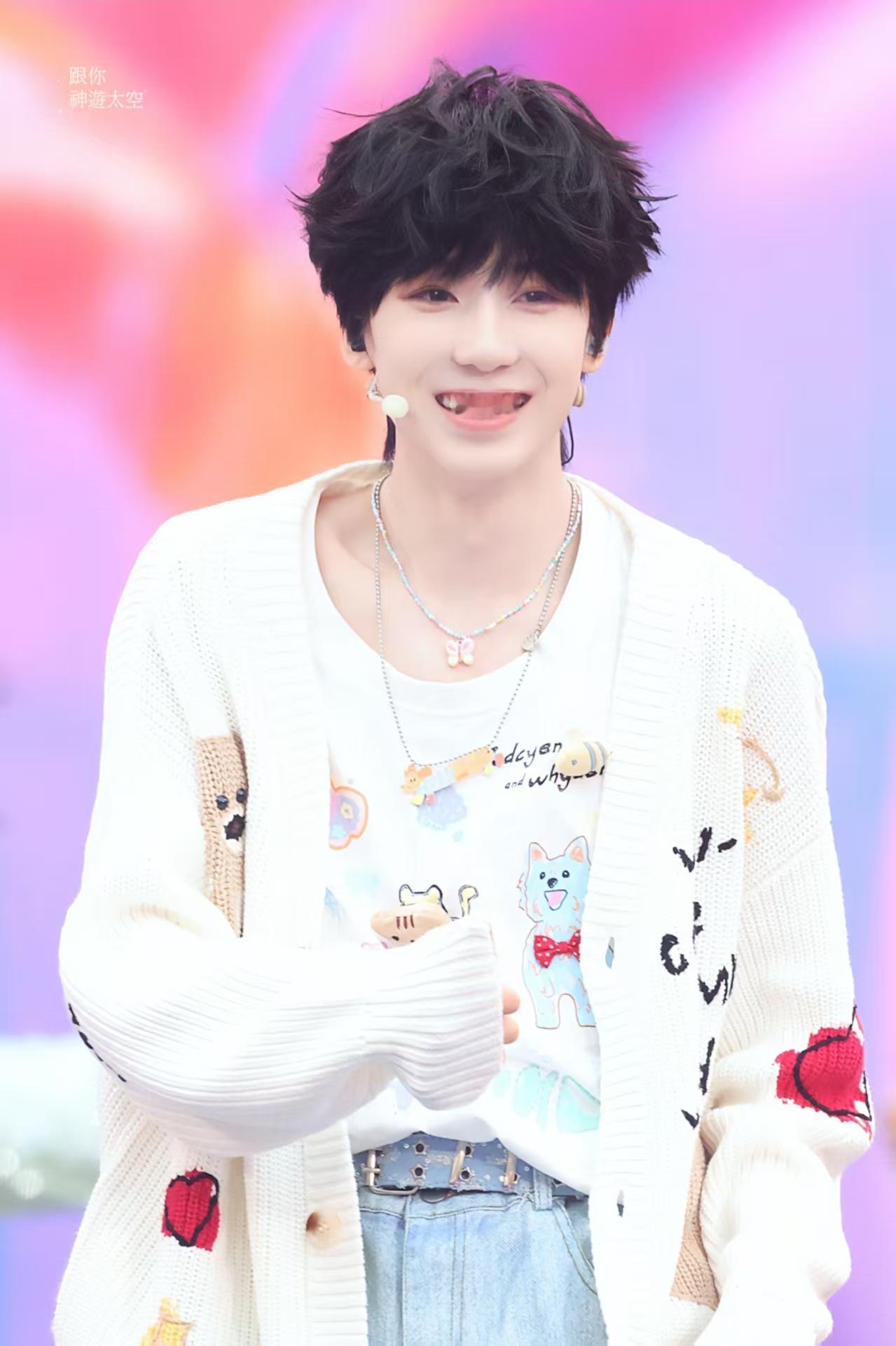 杨博文 2026喜欢我也要很幸福 杨博文高会回复粉丝“2026喜欢我也要很幸福”