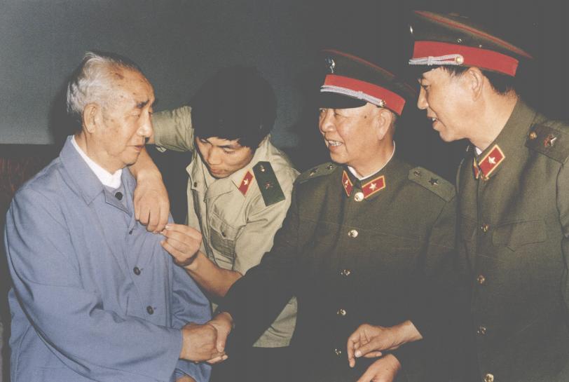 刘华清上将看望老首长徐向前元帅，工作人员还为徐向前元帅佩戴荣誉勋章。徐向前是红四