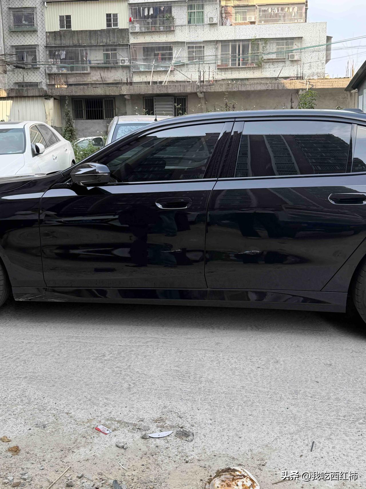 出摊第二天撞了宝马车赔了3500😭
第一天收入才160块，今天就赔了3500，