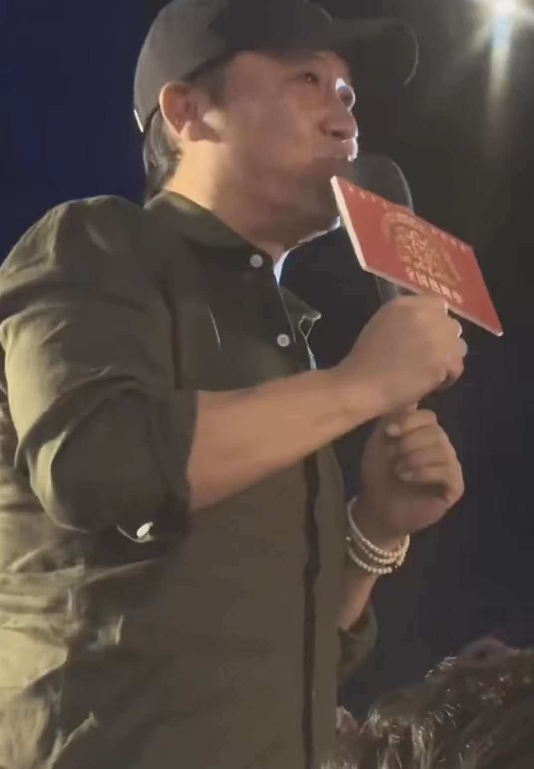 贾冰否认私人饭局爆粗口饭局偷拍风波持续发酵，贾冰终于在路演现场正面回应！直言这几